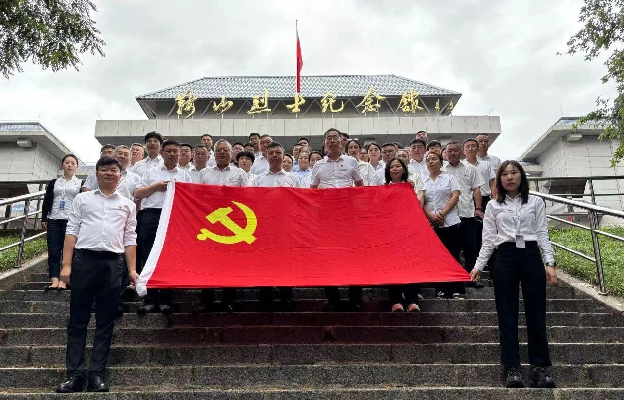 公海彩船集团、公服集团开展“忆初心、强党性、转作风、建新功”庆“七·一”主题党日活动